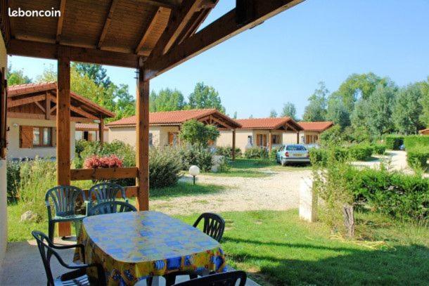Camping Les Lacs De Courtes Hotel Estang Luaran gambar