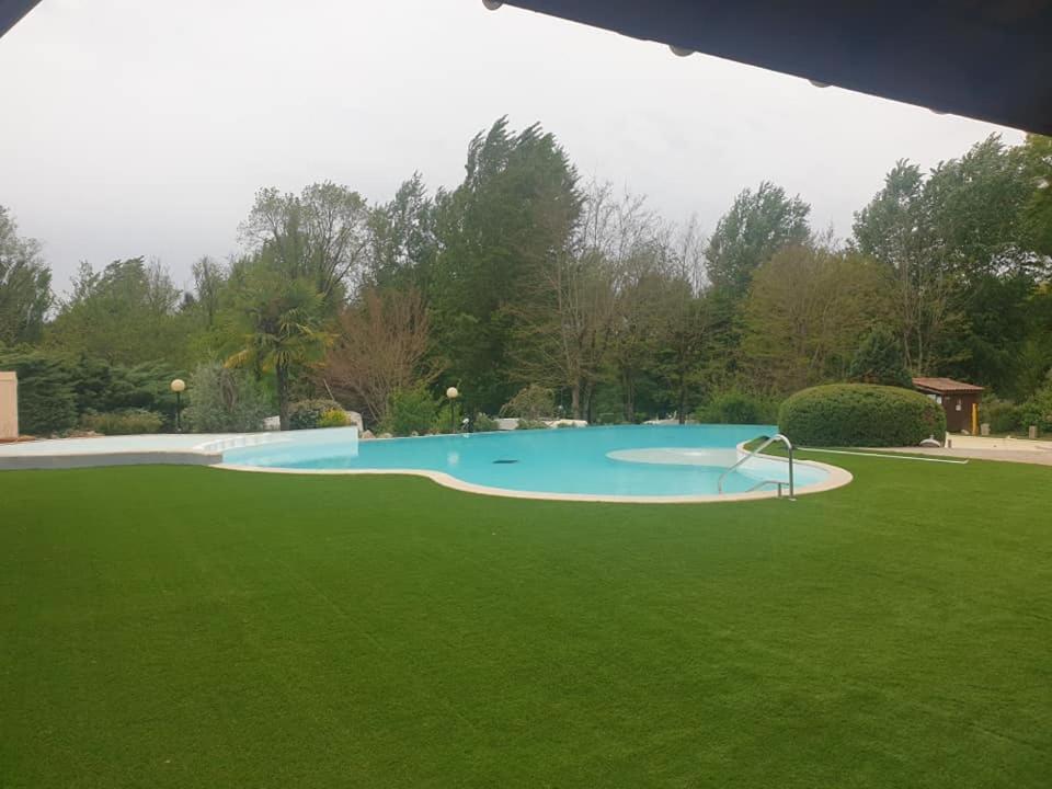Camping Les Lacs De Courtes Hotel Estang Luaran gambar