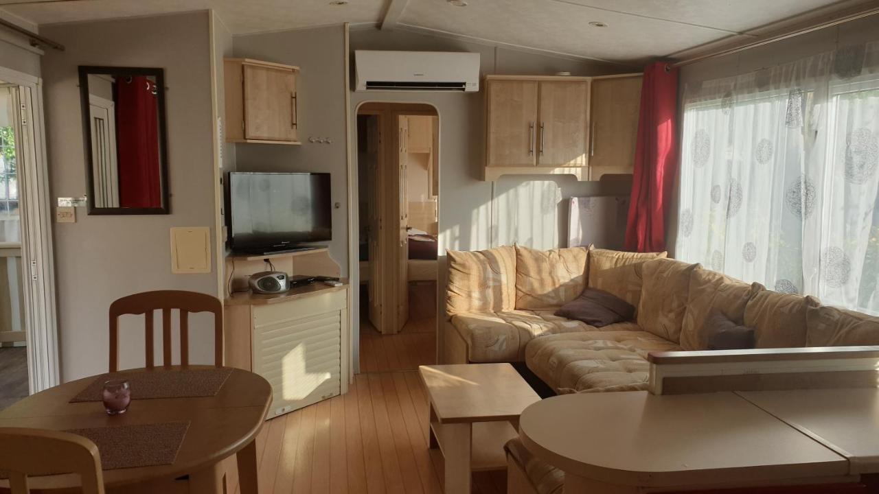 Camping Les Lacs De Courtes Hotel Estang Luaran gambar