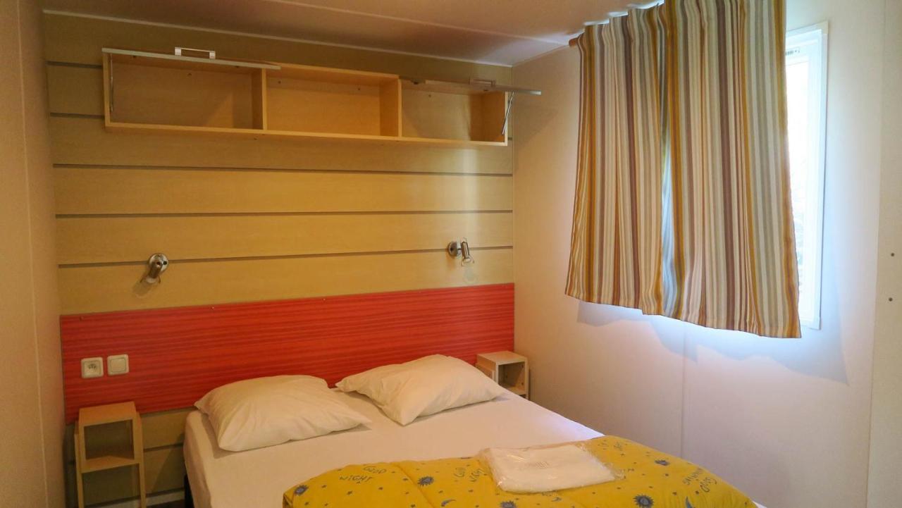 Camping Les Lacs De Courtes Hotel Estang Luaran gambar