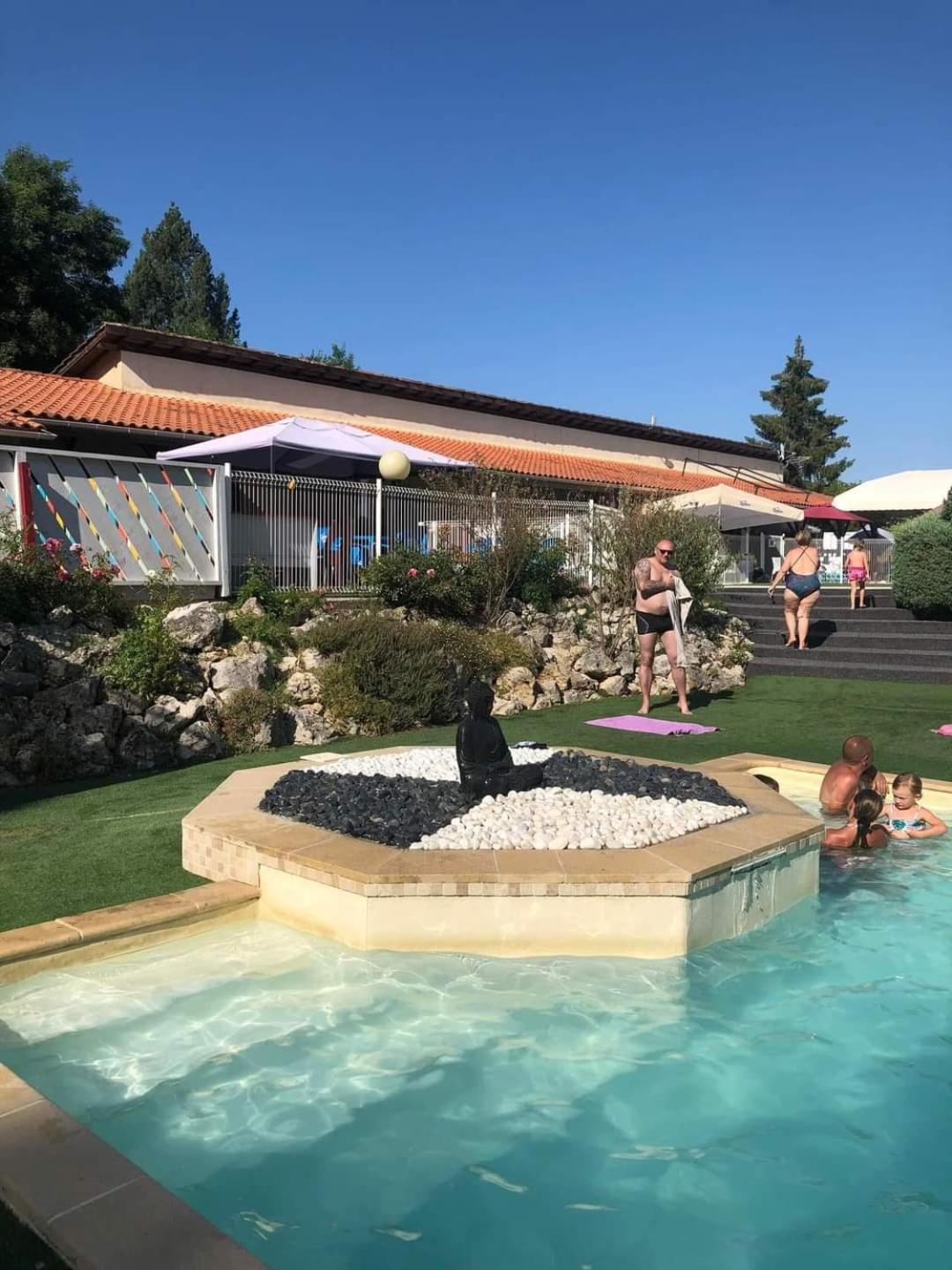 Camping Les Lacs De Courtes Hotel Estang Luaran gambar
