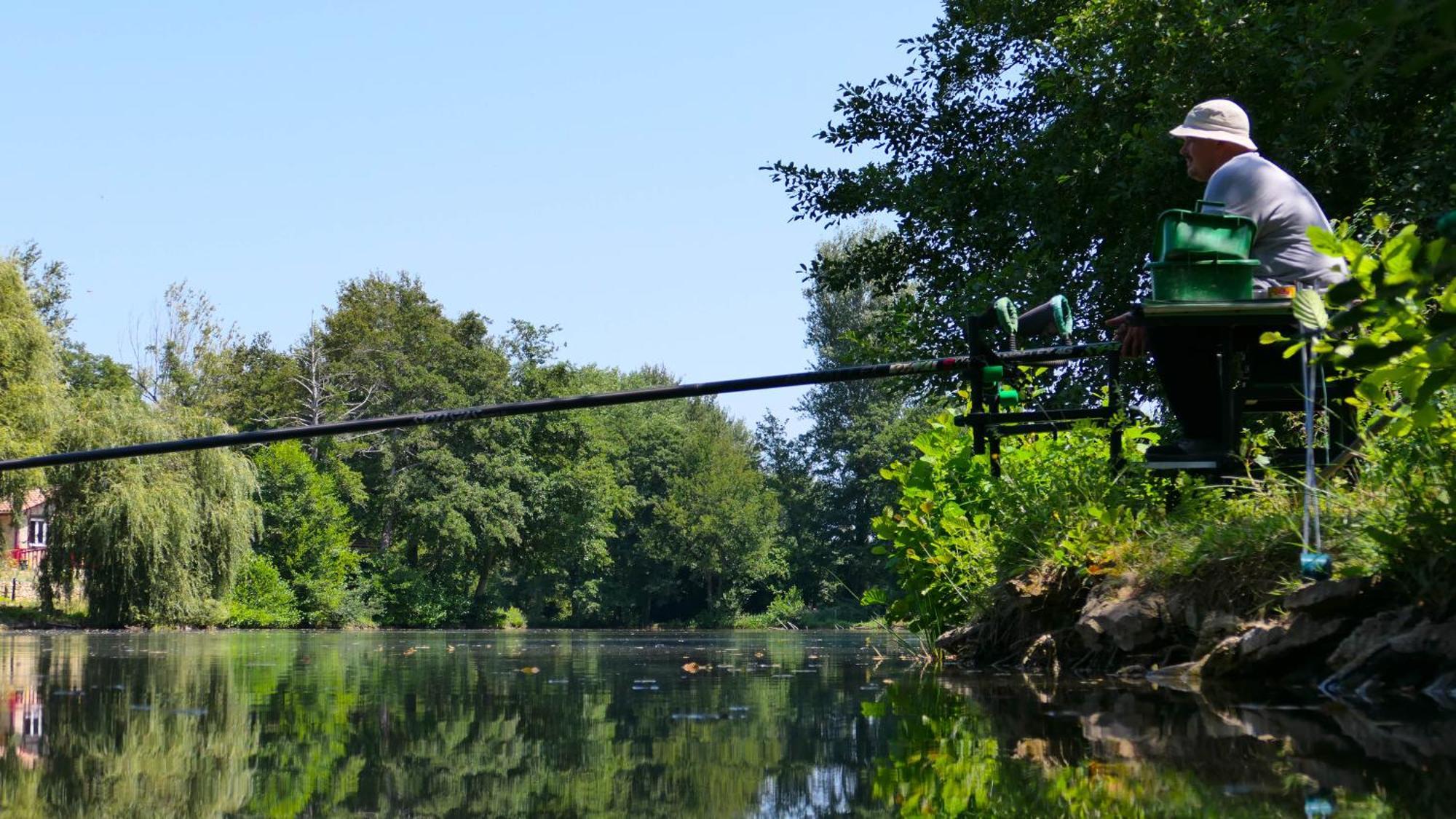 Camping Les Lacs De Courtes Hotel Estang Luaran gambar